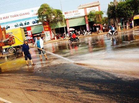 Mặt đường được rửa sạch để đảm bảo an toàn giao thông cho người qua lại
