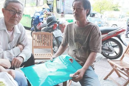 Ông Thành bức xúc trước hành động côn đồ của nhóm học sinh đã gây ra cho con mình