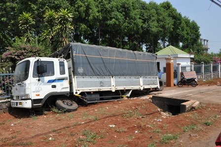 Sau vụ tai nạn, chiếc xe tải nằm ăn vạ trước cổng công ty