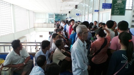 Các bệnh viện công tuyến trên đang rơi vào cảnh quá tải trầm trọng