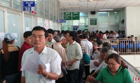 Sự phát triển không cân đối và thiếu lành mạnh giữa y tế công - tư khiến người bệnh chịu thiệt