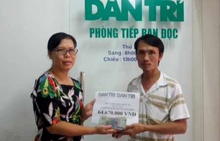 Hơn 64 triệu đồng đến với cháu bé bị viêm não - 1 Nhà báo Toàn Thắng trao tiền bạn đọc giúp gia đình anh Hiền