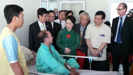 Bộ trưởng Kim Tiến thăm bệnh nhân điều trị tại Trung tâm Ung bướu Chợ Rẫy
