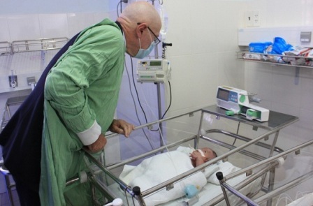 Tổng Lãnh sự quán Úc tặng thiết bị y tế cho bệnh viện Khánh Hòa - 1 Ngài Tổng Lãnh sự quán Úc tại TPHCM thăm bệnh nhi tại bệnh viện Đa khoa Khánh Hòa