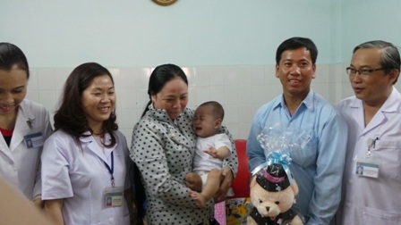 Bố con anh Nam chụp hình lưu niệm cùng lãnh đạo bệnh viện 