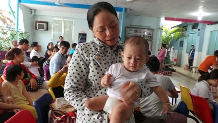 Bé Quốc Huy trước giờ tái khám tại bệnh viện Nhi Đồng 1