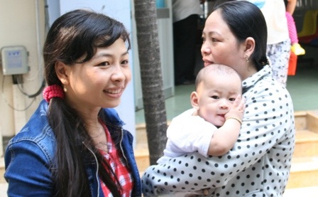 Cậu bé kháu khỉnh trong vòng tay người dì ruột