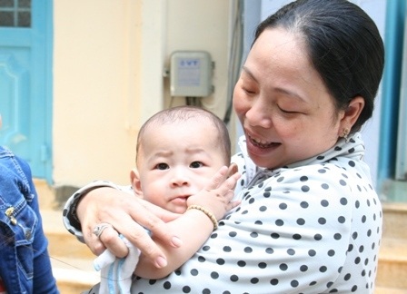 Cậu bé kháu khỉnh trong vòng tay người dì ruột