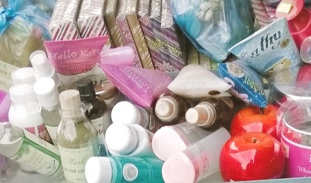 Người tiêu dùng “tiếp tay” cho mỹ phẩm kém chất lượng - 1 Mỹ phẩm kém chất lượng bán tại chợ Bắc Ninh, quận Thủ Đức, TPHCM