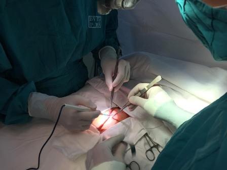 lập tức được các bác sĩ tiến hành phẫu thuật đặt máy tạo nhịp tim