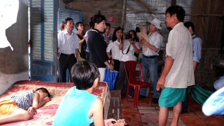 Câu tõm xả thẳng xuống sông là nơi tiêu tiểu chính của người dân miền Tây