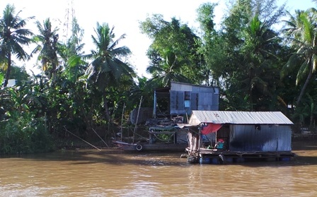 Câu tõm xả thẳng xuống sông là nơi tiêu tiểu chính của người dân miền Tây