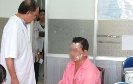 BS Đoàn Đạo trao đổi với 1 trong 3 nạn nhân