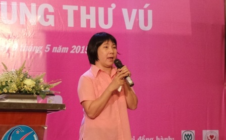 Chị Đào Thị Huyền chia sẻ tại Diễn đàn ung thư vú ngày 9/5