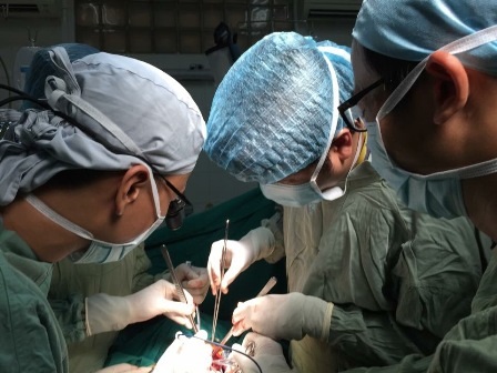 Các bác sĩ đã mất hơn 3 giờ để bóc tách khối u phức tạp, kích thước lớn