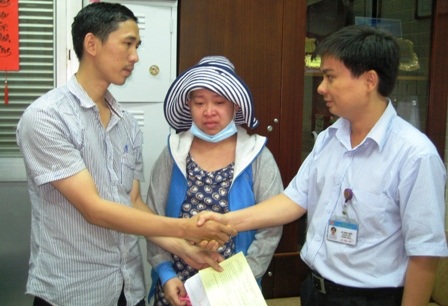 Vợ chồng chị Phượng (bên trái) xúc động gửi lời cảm ơn đến bệnh viện cùng bạn đọc Dân trí