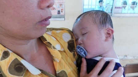 ... cháu bé vật vã, tím tái, lịm đi trong vòng tay bất lực của người mẹ nghèo 
