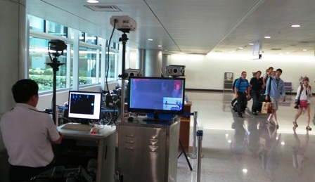 Hiện, sân bay Tân Sơn Nhất đang triển khai 4 máy đo thân nhiệt từ xa