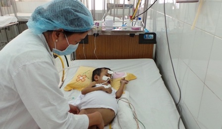 Bé Vạn Phúc bị teo đường mật bẩm sinh đang chờ ghép tại bệnh viện Nhi Đồng 2