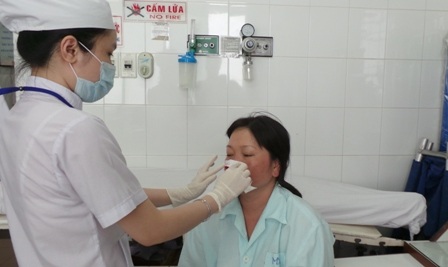 Sau phẫu thuật, tình trạng thị lực của bệnh nhân đang dần bình phục