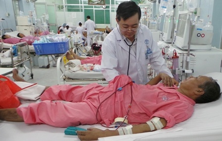 Suy thận giai đoạn cuối hơn 15 năm qua ông Dương Công Hạnh sống nhờ máy chạy thận nhân tạo