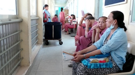 Nhiều bệnh nhân xếp hàng chờ đến ca chạy thận tại bệnh viện Chợ Rẫy