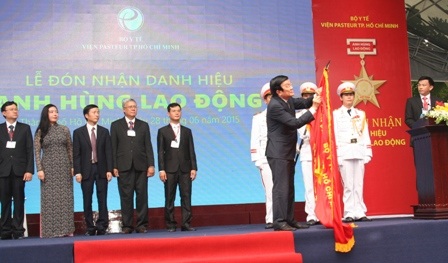 Chủ tịch nước Trương Tấn Sang trao tặng dạnh hiệu Anh hùng Lao động cho Viện Pasteur