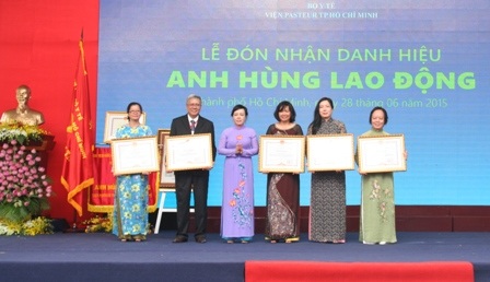 Bộ Y tế cũng trao tặng bằng khen cho những tập thể cá nhân điển hình