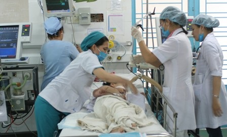 Một bệnh nhi mắc sốt xuất huyết đang được điều trị tích cực