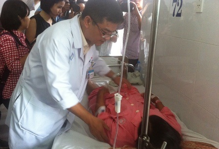 Miền Nam: Dễ bị rắn độc cắn trong mùa mưa - 1 Một trong số các nạn nhân bị rắn cắn điều trị tại Chợ Rẫy