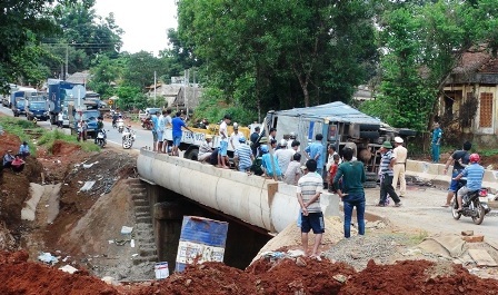 Chiếc xe tải gặp nạn lật ngang trên cầu. 