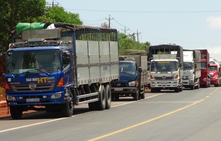 Chiếc xe tải gặp nạn lật ngang trên cầu. 