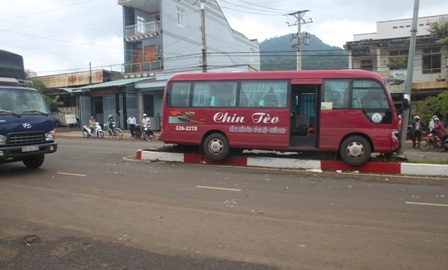 Sau khi gây tai nạn, chiếc xe khách lao lên dải phân