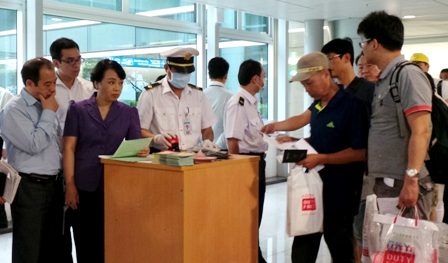Bộ trưởng Kim Tiến kiểm tra công tác phòng chống MERS tại sân bay Tân Sơn Nhất