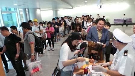 Tình trạng ùn ứ hành khách tại khu vực khai báo y tế