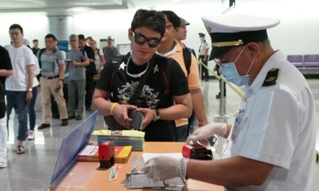 Mỗi ngày có khoảng 1.800 hành khách nhập cảnh từ vùng dịch