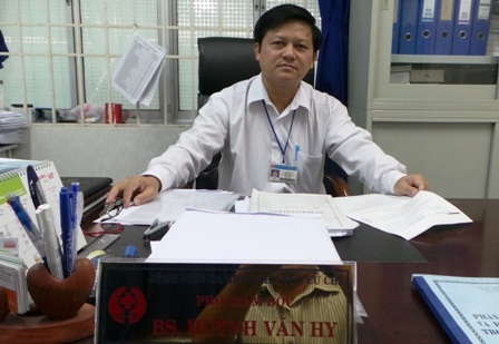 BS Huynh Văn Hy trả lời phỏng vấn của phóng viên về ca bệnh của sản phụ Thiên Lý