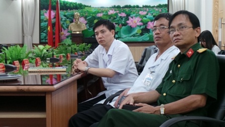 Các bác sĩ bệnh viện Quân Y 175 chỉ đạo sát chuyên môn cho kíp mổ ngoài đảo