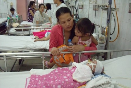 Danh sách bệnh nhi chờ mổ mỗi ngày một dài thêm