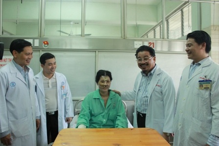 Để có gương mặt tự nhiên, hoàn chỉnh, cân đối chị Phú còn phải trái qua nhiều cuộc phẫu thuật nữa