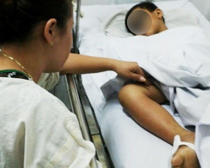 Bệnh nhi nguy kịch vì đắp thuốc thầy lang chữa rắn cắn - 1 Bệnh nhi nguy kịch vì đắp thuốc thầy lang chữa rắn cắn