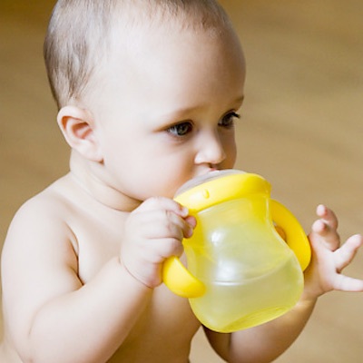 Những “thủ phạm” khiến trẻ thường xuyên bị táo bón - 2 Nên tăng cường 50-100ml nước/kg thể trọng, đặc biệt là vào mùa hè. Hạn chế các nước gây táo bón như nước ngọt có ga.