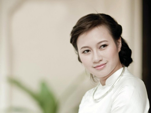 Sao Việt hạnh phúc hát cùng thầy cô trên sân khấu - 2 Ca sĩ Khánh Linh