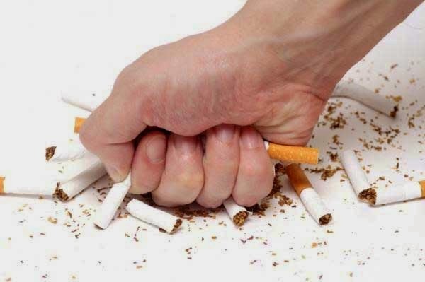 10 lời khuyên hữu ích cho người thoái hóa khớp - 3 Theo Hiệp hội chỉnh hình Mỹ, hút thuốc lá có ảnh hưởng tiêu cực đến xương khớp. Cụ thể, hút thuốc làm tăng nguy cơ loãng xương và gãy xương. Những người hút thuốc cũng có nguy cơ mắc bệnh đau lưng dưới và thấp khớp cao hơn người thường. Vậy nên, nếu đang có thói quen hút thuốc thì bạn nên nghĩ đến việc bỏ thuốc để bảo vệ sức khỏe của mình.
