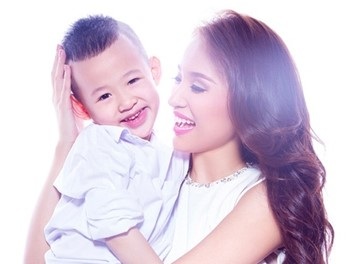 Vân Hugo “mách” bố mẹ Việt chọn lớp năng khiếu cho con - 1 Vân Hugo và con trai