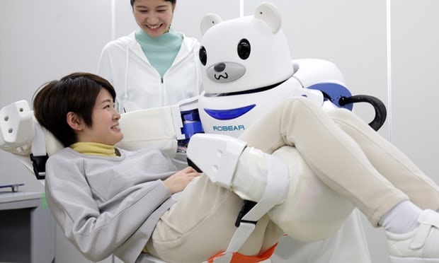 Chăm sóc người cao tuổi "xịn" kiểu Nhật Bản - 1 Chú robot mang tên Robear làm tốt nhiệm vụ nâng đỡ người bệnh. Ảnh AFP/ Getty Images