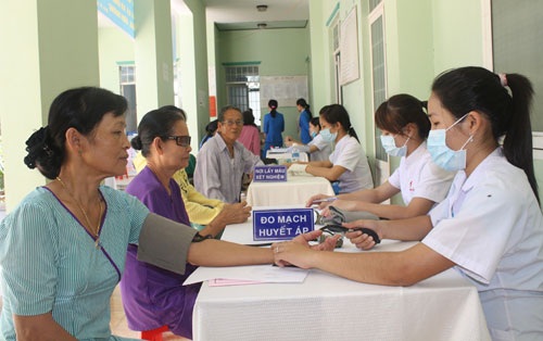 Phòng Khám Đa Khoa Quốc Tế Đông Á – Vì bệnh nhân phục vụ - 2 Đa khoa Quốc Tế Đông Á thường xuyên tổ chức các buổi khám bệnh từ thiện