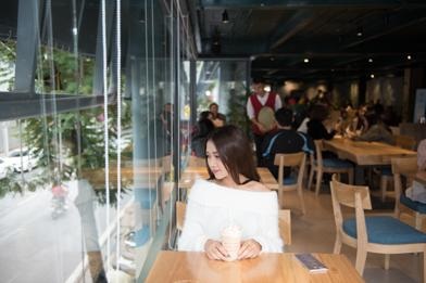 Hà Nội chảy trôi, ngồi cà phê ngắm phố - 4 Hà Nội chảy trôi, ngồi cà phê ngắm phố - 4