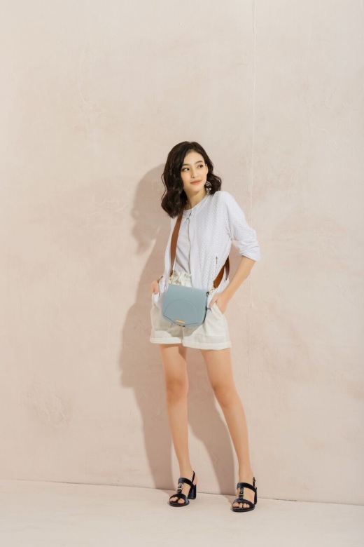 Nếu bạn đang tìm một phong cách thời trang phù hợp với những ngày nắng vàng rực rỡ này, set đồ năng động cùng túi đeo sành điệu sẽ là cặp đôi không thể hoàn hảo hơn dành cho bạn.