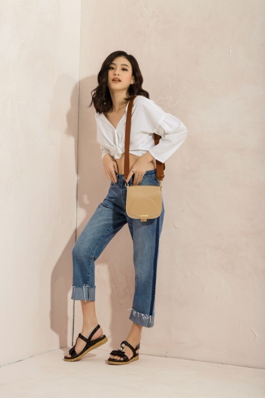 Áo croptop cùng quần jean lửng là những item không thể thiếu cho cô nàng cá tính. Để bộ trang phục không còn đơn điệu, hãy thử kết hợp cùng đôi giày bệt với điểm nhấn ở chi tiết đính đá của Juno để mặc đẹp ngày nắng chói chang không còn là ác mộng.